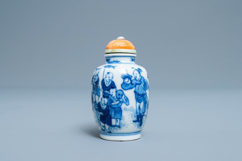 Une tabati&egrave;re en porcelaine de Chine en bleu et blanc, marque de Chenghua, Yongzheng