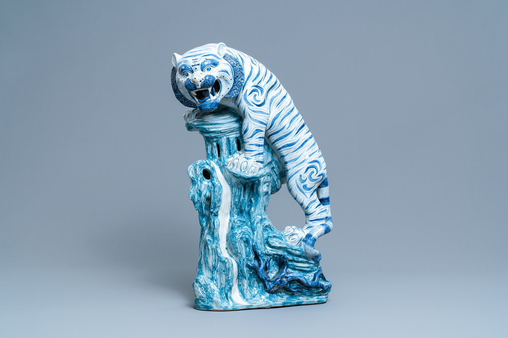 Un grand mod&egrave;le d'un tigre en porcelaine de Chine polychrome, 20&egrave;me