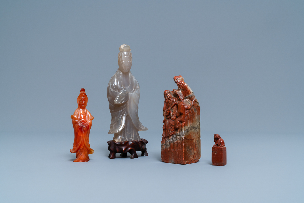 Two Chinese carved agate figures and two Shoushan soapstone seals, 19/20th C.