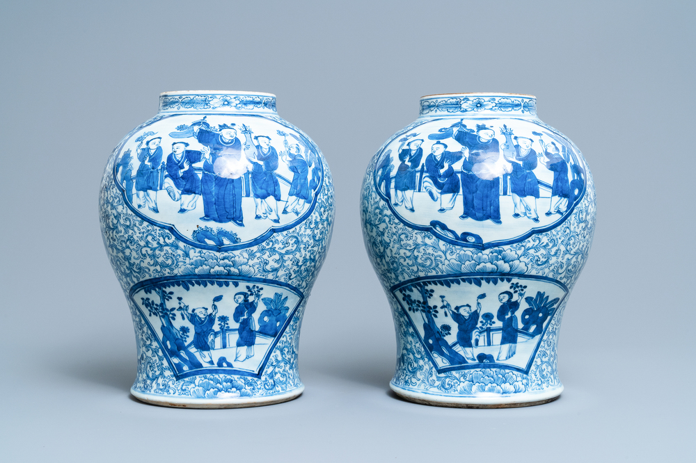 Une paire de vases en porcelaine de Chine en bleu et blanc, marque de Chenghua, 19&egrave;me