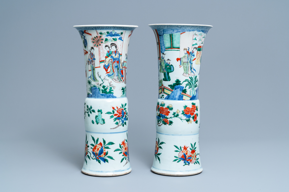 Une paire de grands vases de forme 'gu' en porcelaine de Chine wucai, &eacute;poque Transition