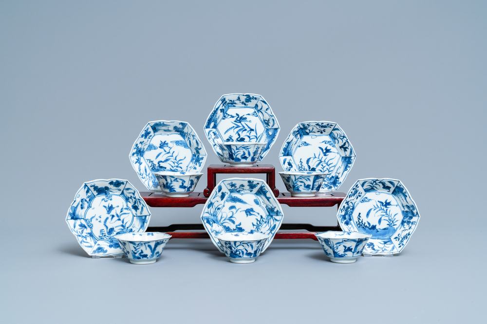 Zes Chinese blauw-witte hexagonale koppen en schotels, Kangxi