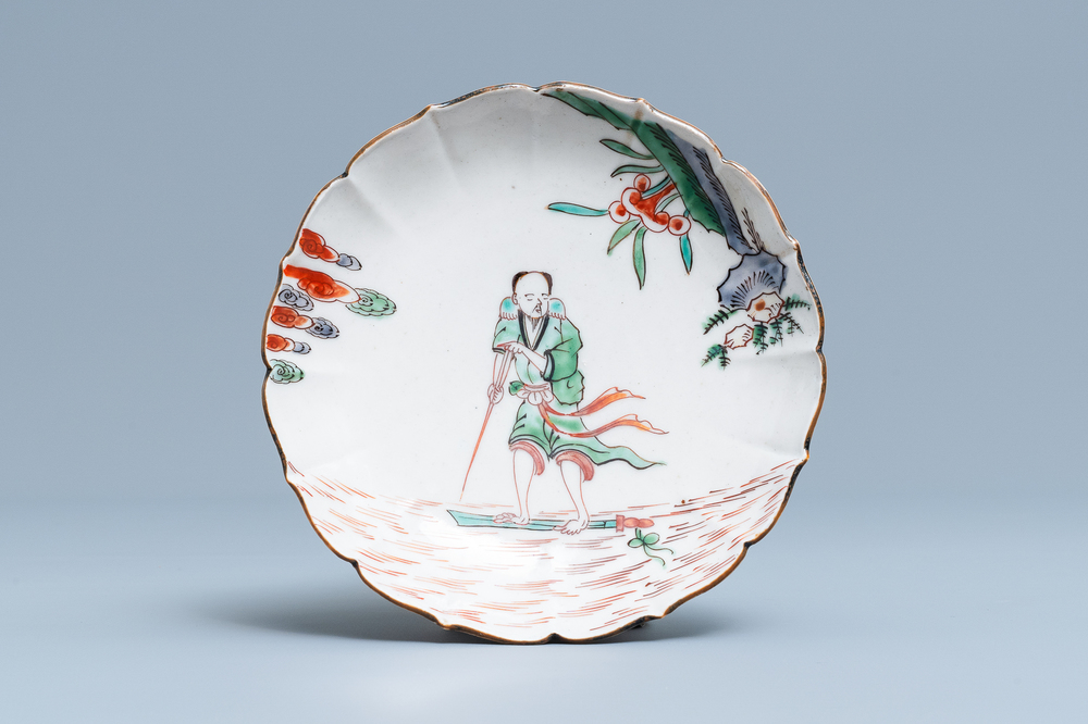 Une coupe en forme de lotus en porcelaine de Chine wucai de type ko-sometsuke, 17&egrave;me