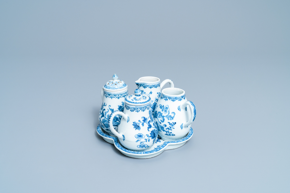 Een Chinese blauw-witte theeset op onderschotel, Qianlong