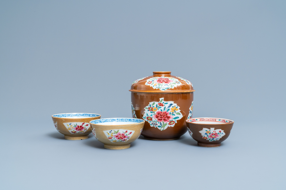 Quatre bols en porcelaine de Chine famille rose &agrave; fond brun capucin, Qianlong