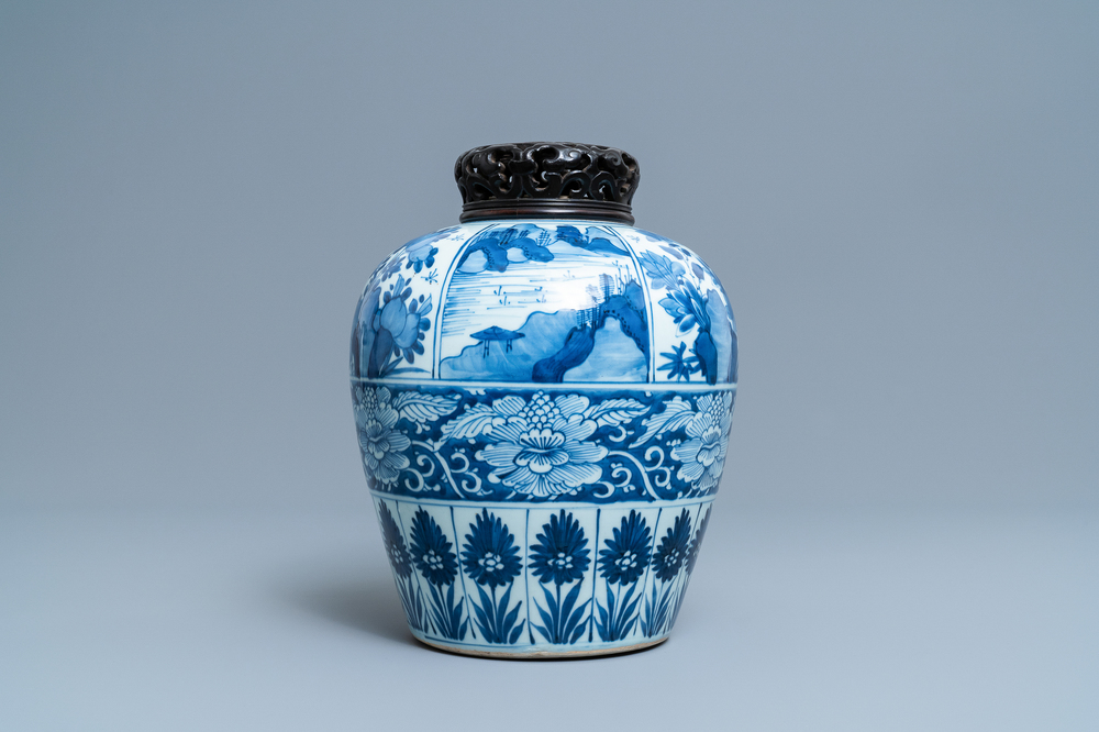 Un grand pot en porcelaine de Chine en bleu et blanc, Kangxi
