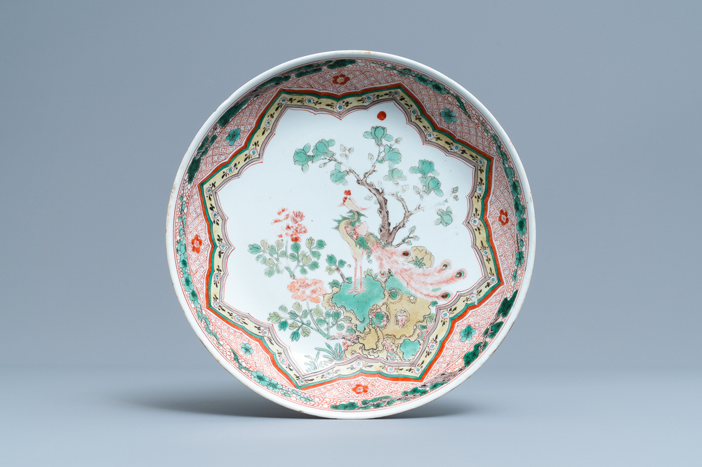 Un plat en porcelaine de Chine famille verte &agrave; d&eacute;cor d'un ph&eacute;nix, Kangxi