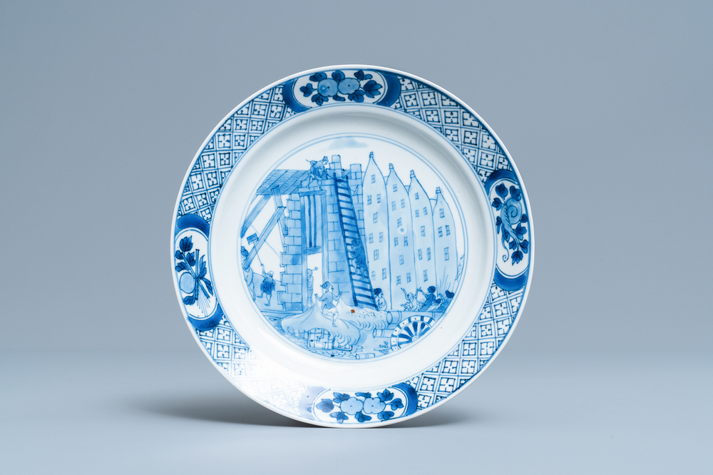 Une assiette en porcelaine de Chine en bleu et blanc &agrave; d&eacute;cor de 'La R&eacute;bellion de Rotterdam', marque de Chenghua, Kangxi