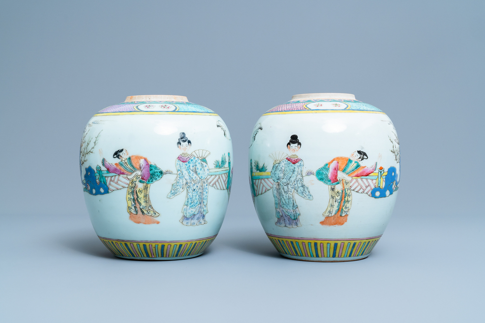 Een paar Chinese famille rose potten met verhalend decor, 19/20e eeuw