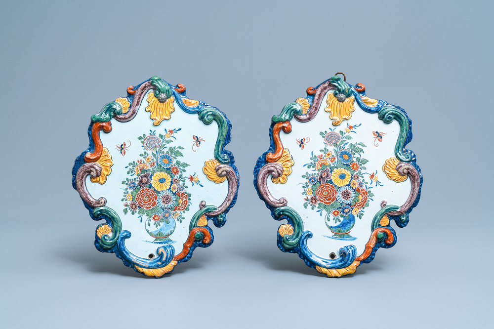 Een paar fijne polychrome Delftse plaquettes met bloemstillevens in een vaas, 18e eeuw