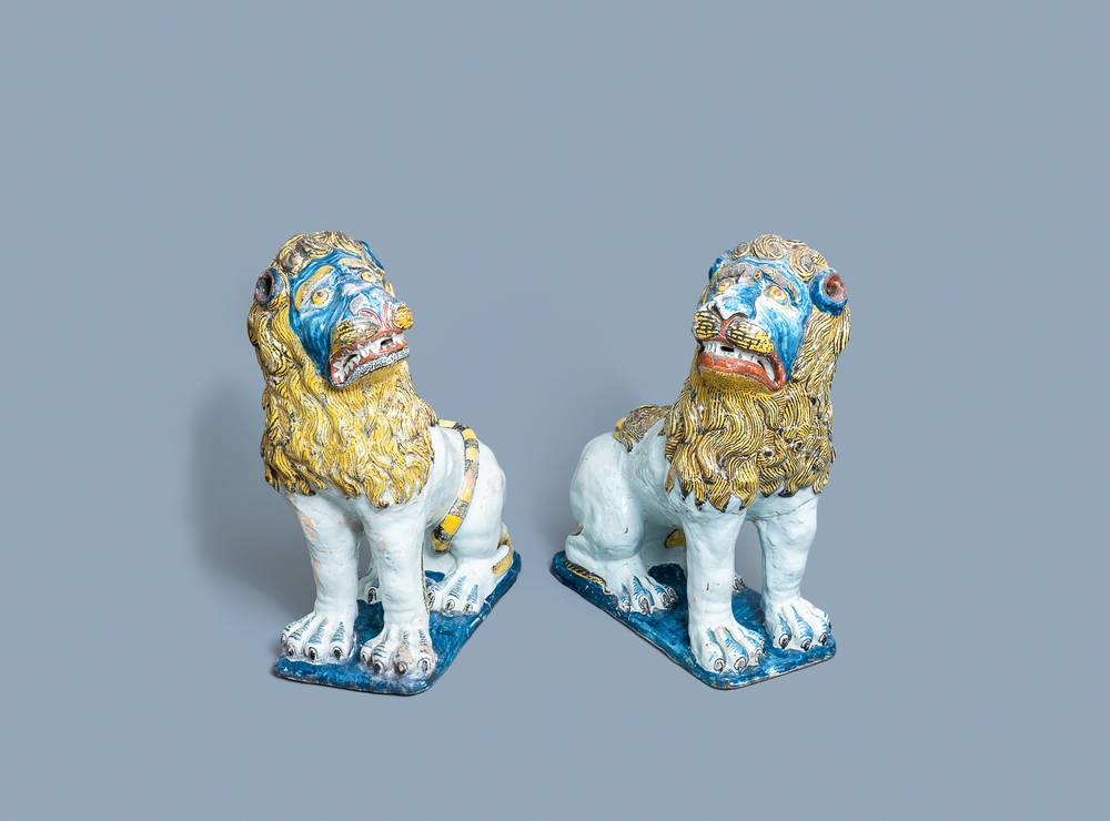 Une paire de grands mod&egrave;les de lions en fa&iuml;ence polychrome de Rouen, France, 18&egrave;me