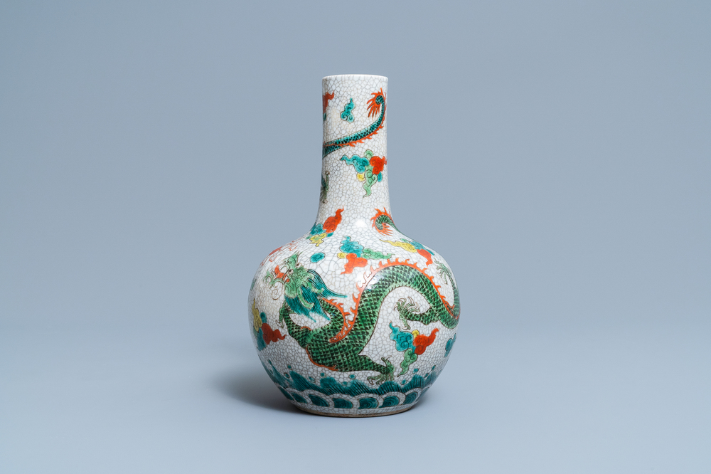 Een Chinese flesvormige famille verte 'draken' vaas, 19/20e eeuw