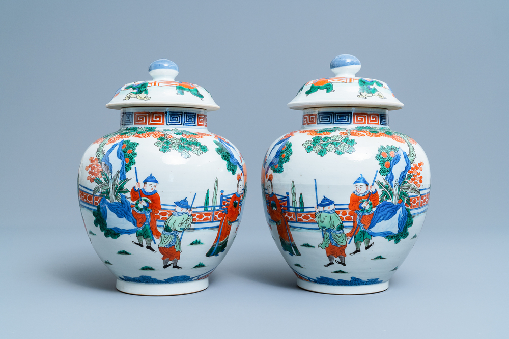 Une paire de vases couverts en porcelaine de Chine wucai, marque Kangxi, 19&egrave;me