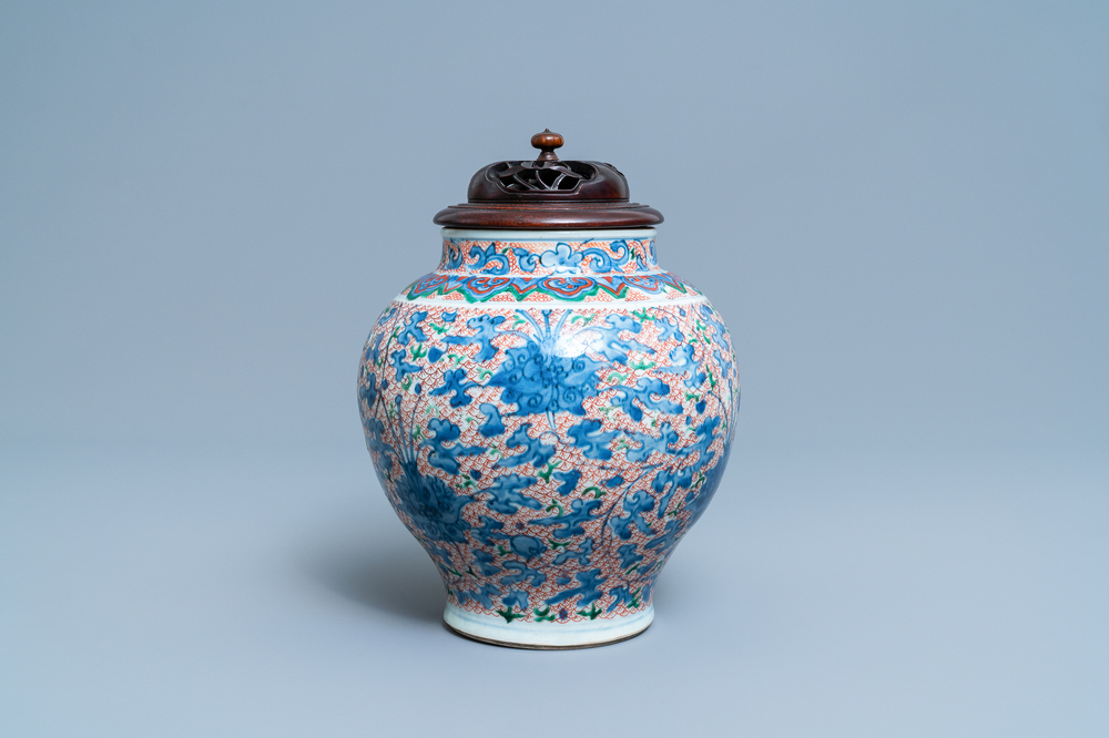 Un vase en porcelaine de Chine wucai &agrave; d&eacute;cor floral, &eacute;poque Transition