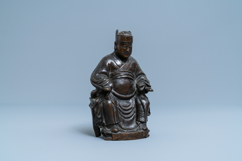 Une figure d'un dignitaire en bronze, Chine, 17/18&egrave;me