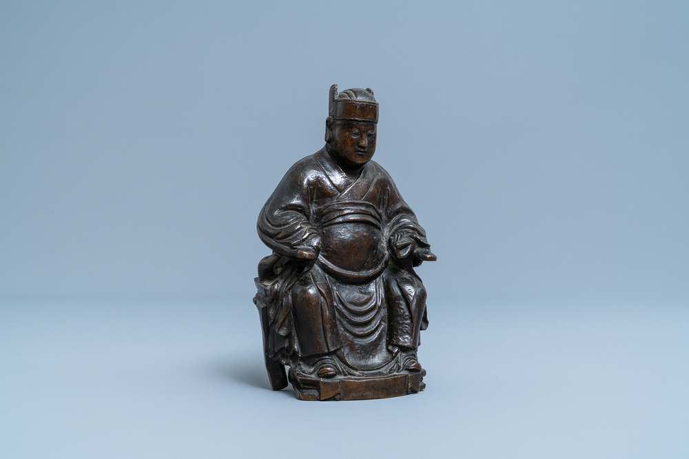 Een Chinese bronzen figuur van een hoogwaardigheidsbekleder, 17/18e eeuw