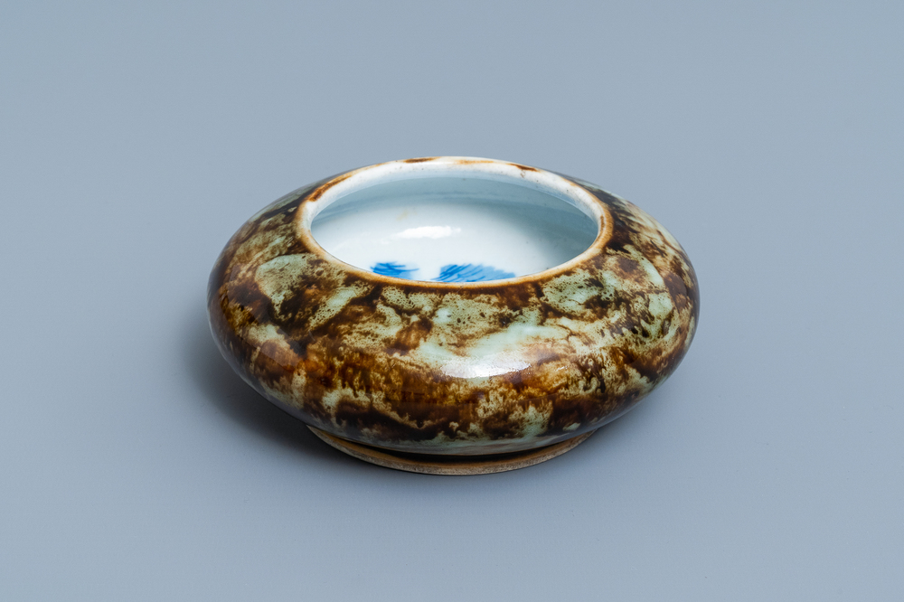 Un lave-pinceaux en porcelaine de Chine &agrave; &eacute;mail flamb&eacute; &agrave; d&eacute;cor de crabes en bleu et blanc, 19/20&egrave;me