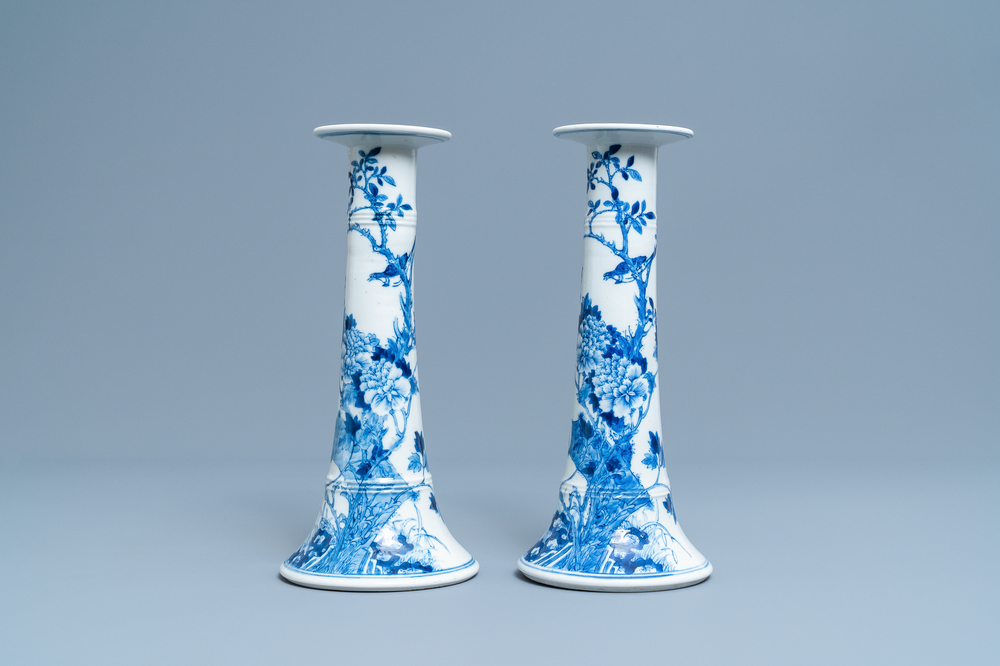 Une paire de grands bougeoirs en porcelaine de Chine en bleu et blanc, 19&egrave;me