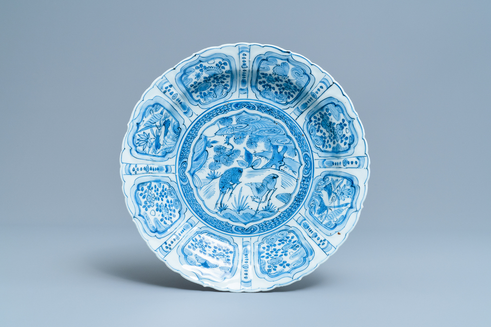 Een fijne Chinese blauw-witte kraakporseleinen schotel met herten, Wanli