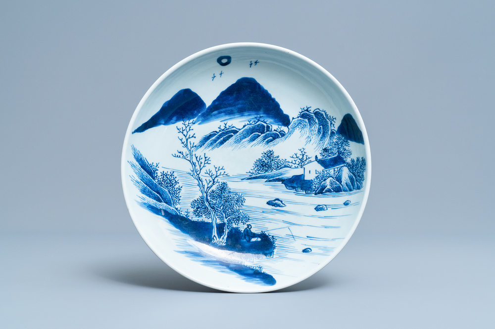 Un plat en porcelaine de Chine en bleu et blanc &agrave; d&eacute;cor d'un p&ecirc;cheur, Yongzheng