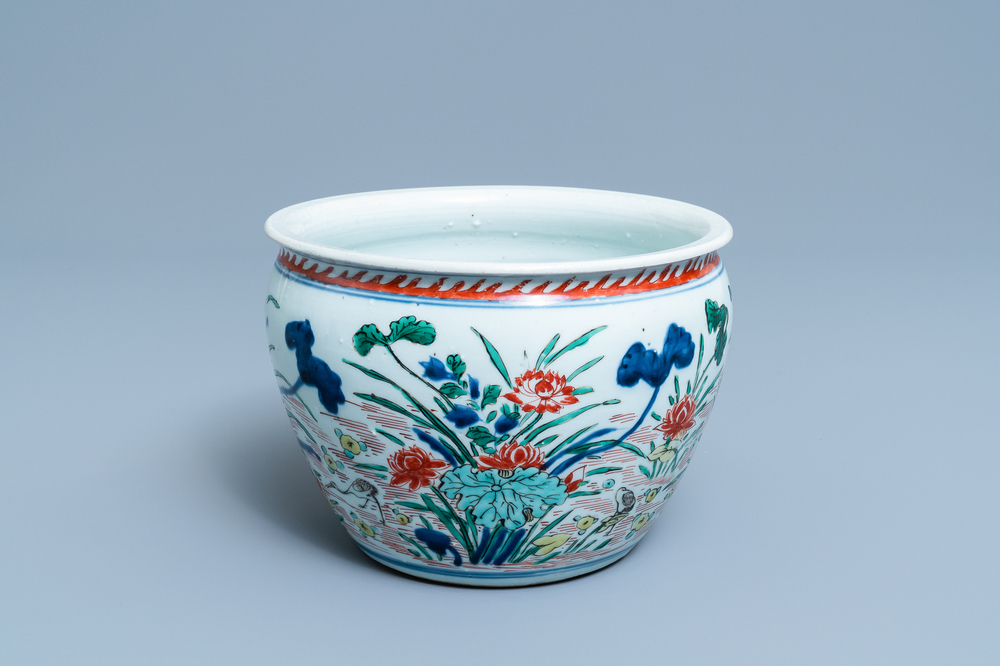 Une jardini&egrave;re en porcelaine de Chine wucai, &eacute;poque Transition