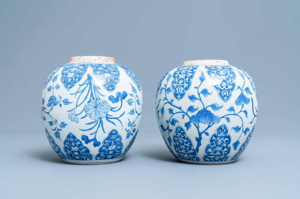 Une paire de pots en porcelaine de Chine en bleu et blanc &agrave; d&eacute;cor floral, Kangxi