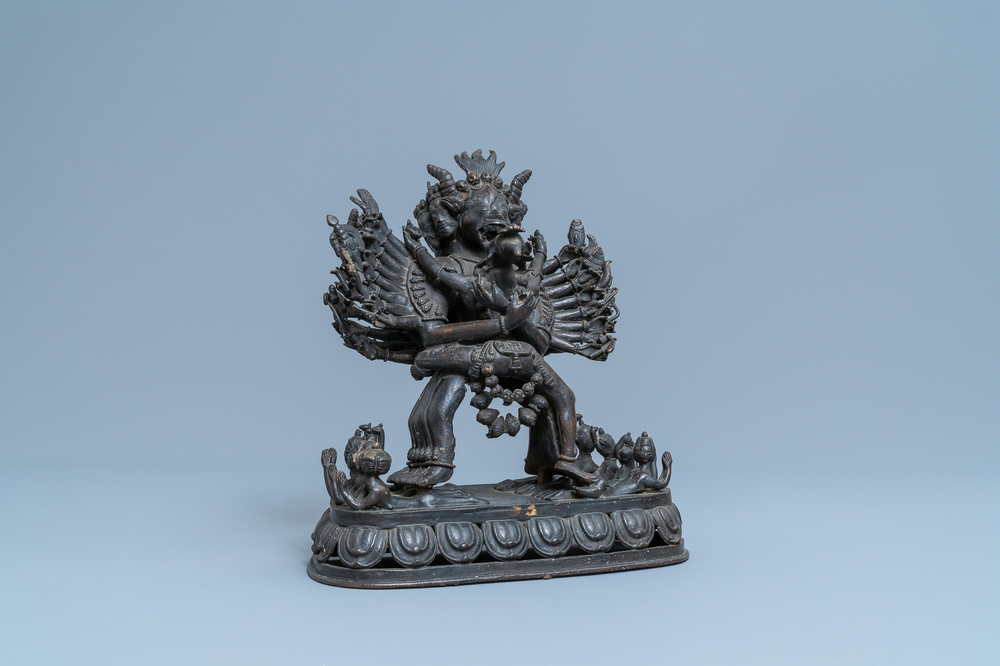 Un groupe en bronze figurant Mahakala et Yab-Yum, Tibet, 19&egrave;me
