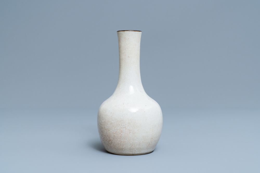 Een Chinese flesvormige vaas met craquel&eacute; glazuur, Chenghua merk, 19e eeuw