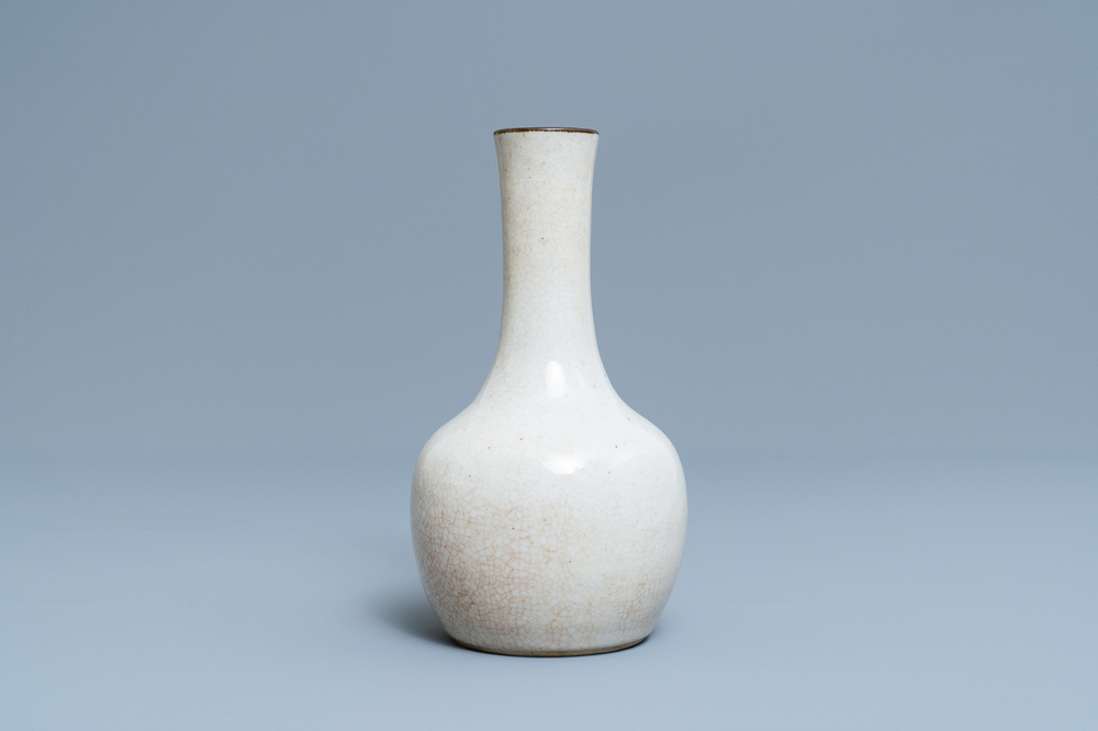 Un vase de forme bouteille en porcelaine de Chine &agrave; fond craquel&eacute;, marque de Chenghua, 19&egrave;me