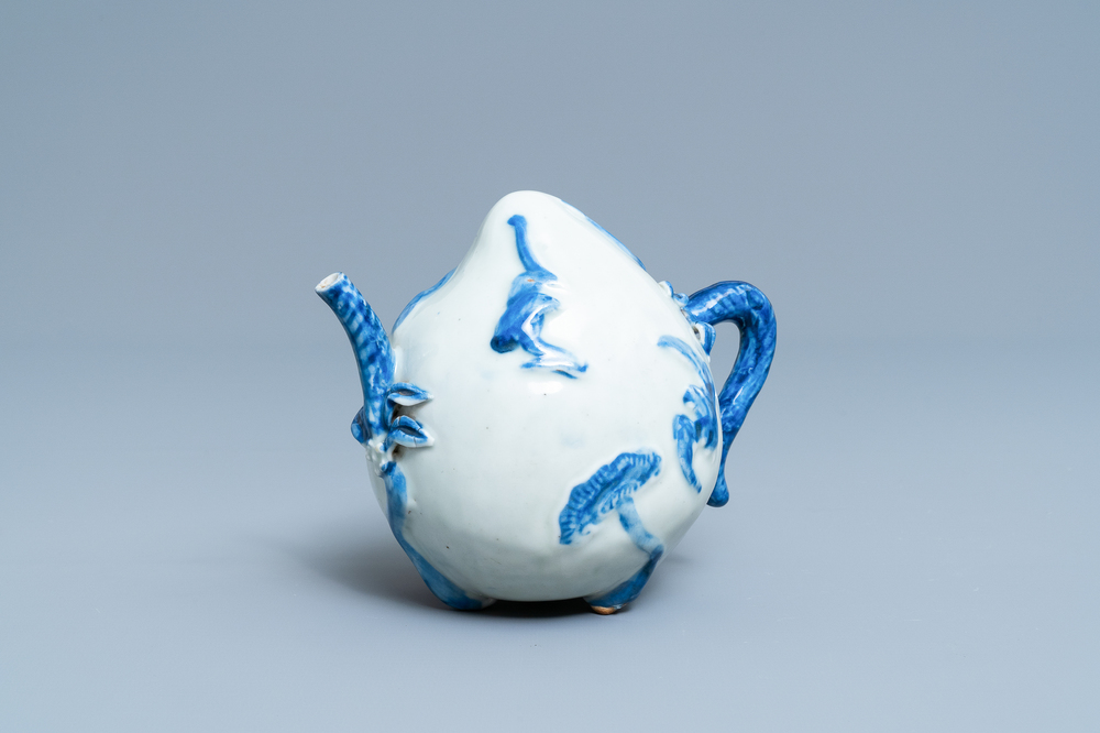 Een Chinese blauw-witte perzikvormige cadogan theepot, 18/19e eeuw