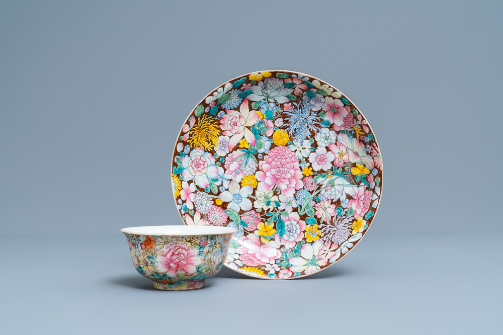 Un bol et une assiette en porcelaine de Chine famille rose &agrave; d&eacute;cor millefleurs, marque de Qianlong, R&eacute;publique