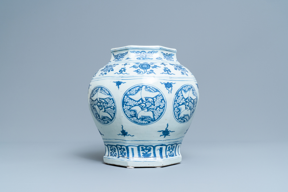 Een Chinese blauw-witte vaas met kraanvogels, Jiajing