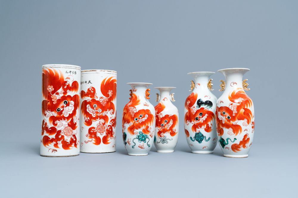 Zes Chinese vazen met ijzerrood decor van boeddhistische leeuwen, 19/20e eeuw