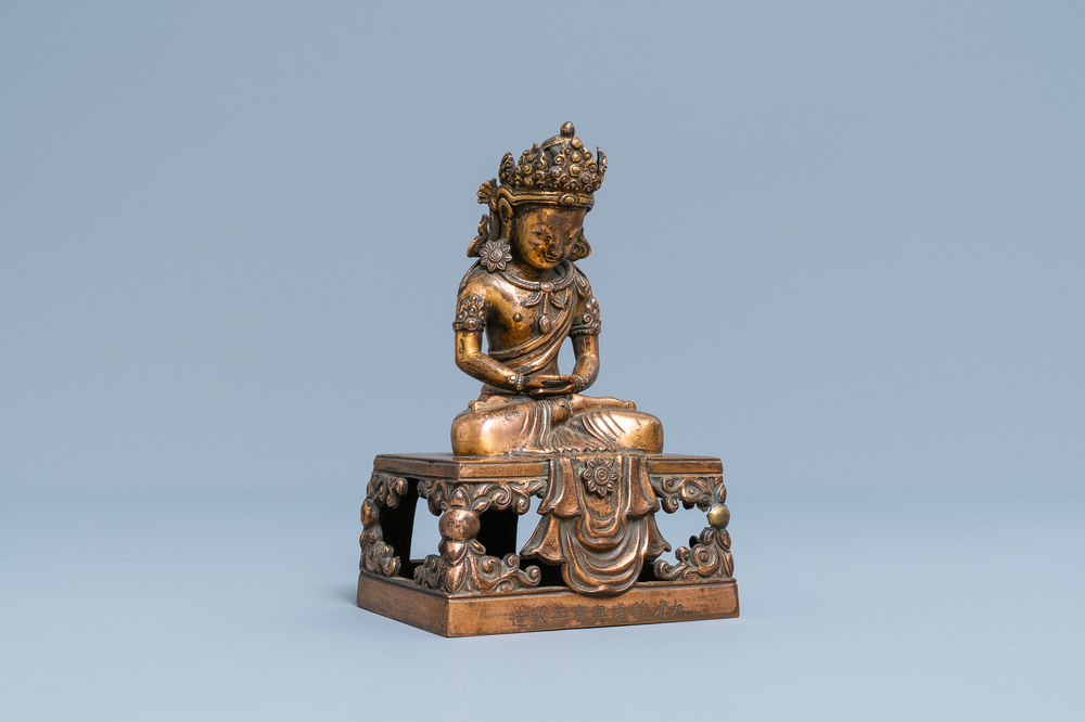 Een Chinese verguld bronzen figuur van Boeddha Amitayus, Qianlong, gedateerd 1770