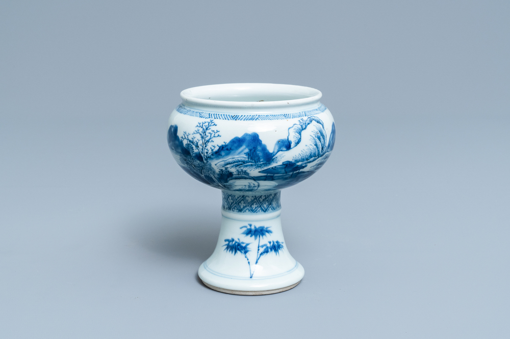 Een Chinese blauw-witte stem cup met landschapsdecor, Kangxi/Yongzheng
