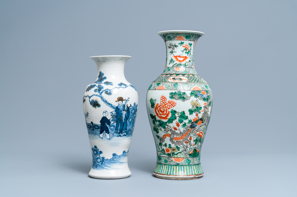 Een Chinese famille verte vaas en een blauw-witte vaas, 19e eeuw