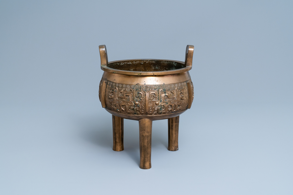 A large Chinese bronze tripod censer, 18/19th C.