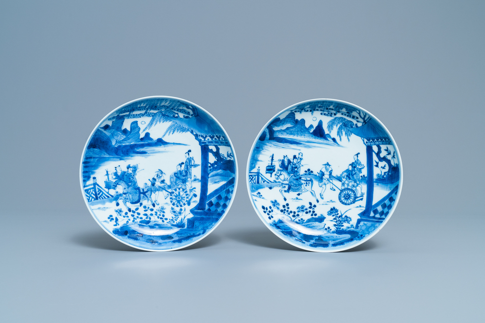 Une paire d'assiettes en porcelaine de Chine en bleu et blanc &agrave; d&eacute;cor narratif, Kangxi/Yongzheng