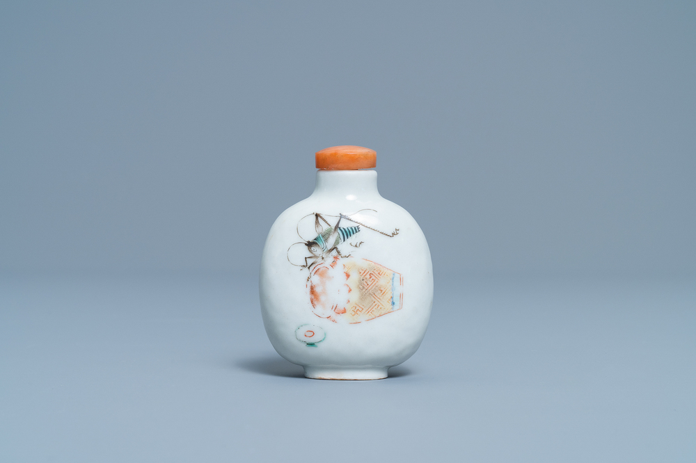 Une tabati&egrave;re en porcelaine de Chine &agrave; d&eacute;cor de sauterelles, marque et &eacute;poque de Daoguang