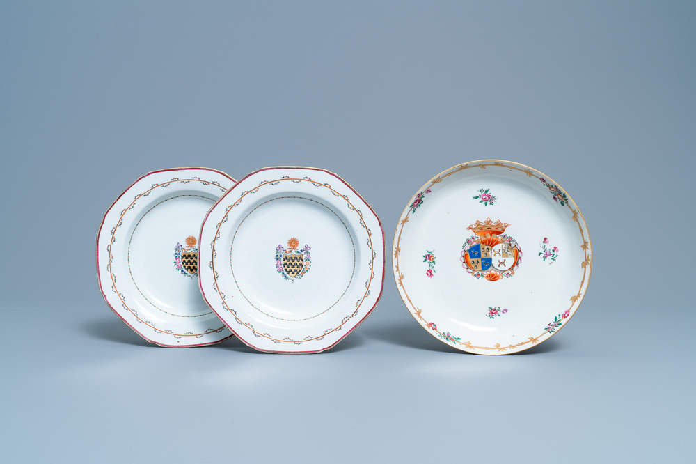 Une paire d'assiettes armori&eacute;es en porcelaine de Chine famille rose pour le march&eacute; anglais et une pour le march&eacute; hollandais, Qianlong