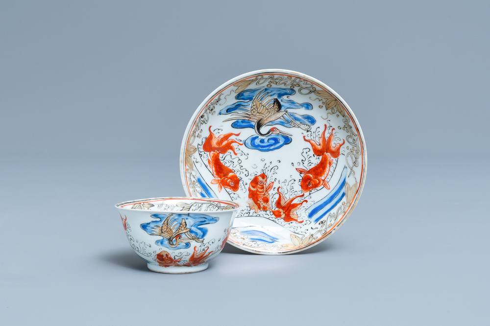 Une tasse et soucoupe en porcelaine de Chine &agrave; d&eacute;cor de carpes et d'une grue, Yongzheng