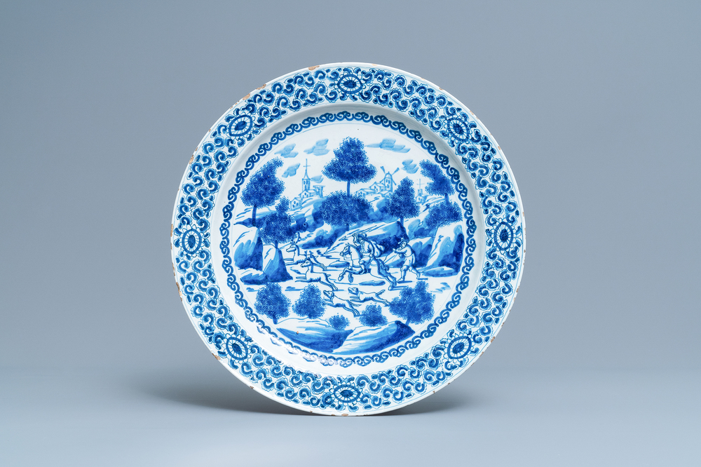 Un grand plat en fa&iuml;ence de Delft en bleu et blanc &agrave; d&eacute;cor de la chasse aux cerfs, 1er quart du 18&egrave;me