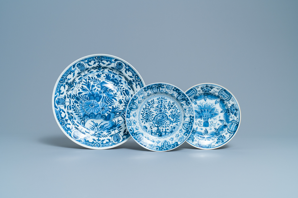 Un plat et deux assiettes en porcelaine de Chine en bleu et blanc d'apr&egrave;s des mod&egrave;les de Delft, Kangxi/Qianlong