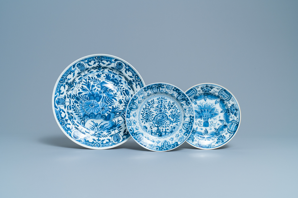 Een Chinese blauw-witte schotel en twee borden in Delftse stijl, Kangxi/Qianlong