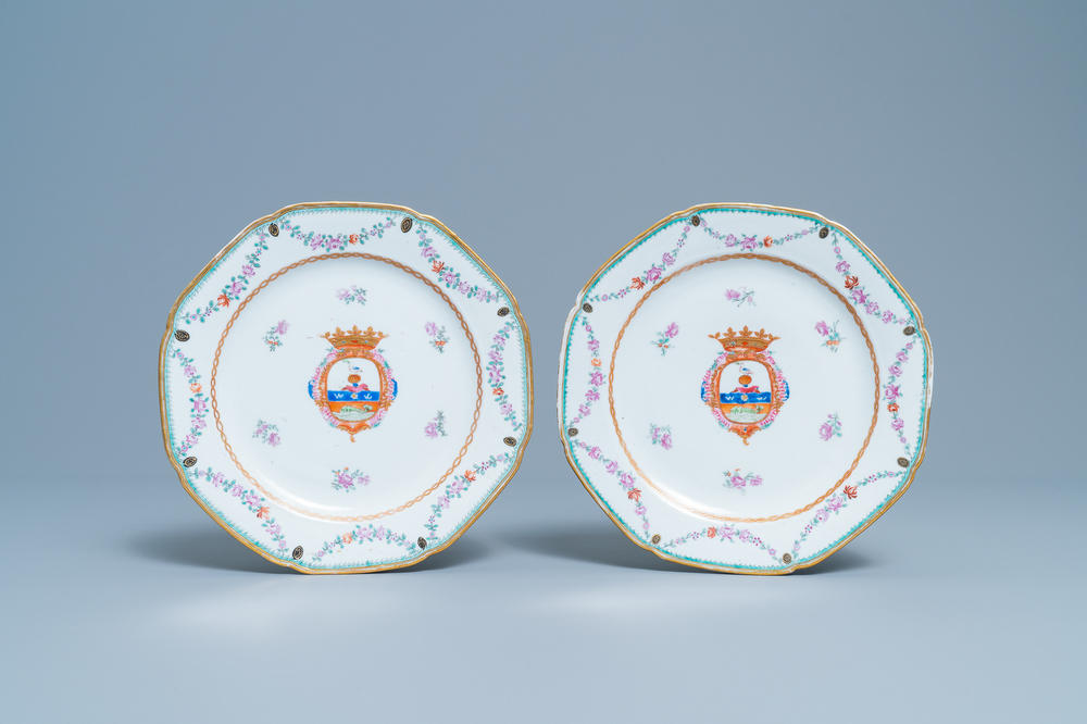 Une paire d'assiettes armori&eacute;es en porcelaine de Chine famille rose pour le march&eacute; hollandais aux armes d'Udemans, Qianlong