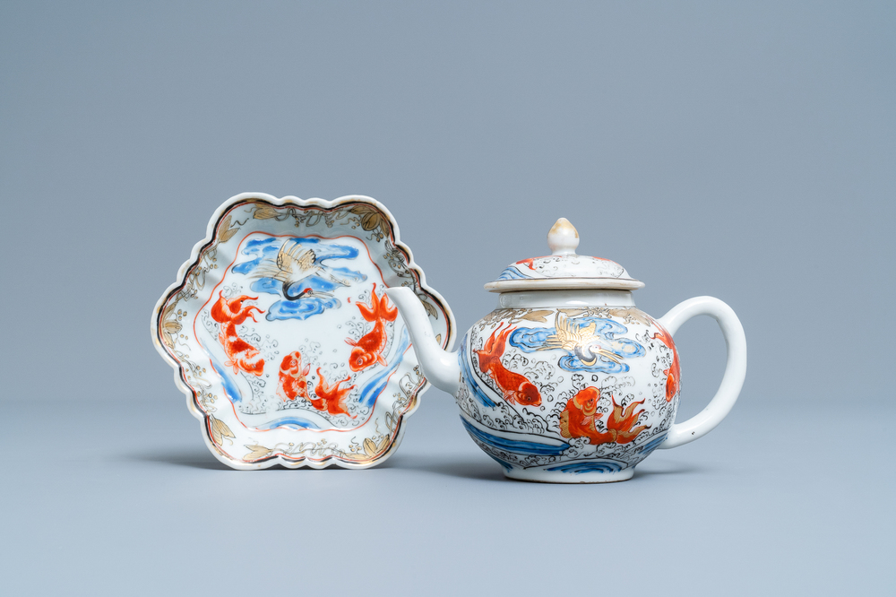 Une th&eacute;i&egrave;re sur support en porcelaine de Chine &agrave; d&eacute;cor de carpes et d'une grue, Yongzheng