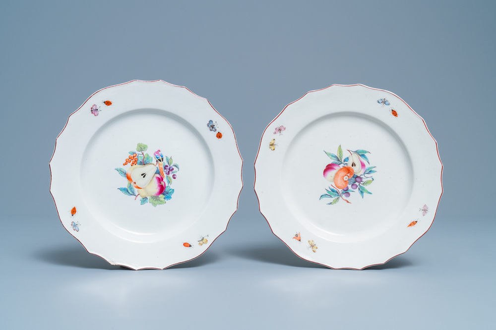 Deux assiettes en porcelaine polychrome de Tournai &agrave; d&eacute;cor de fruits, 18&egrave;me