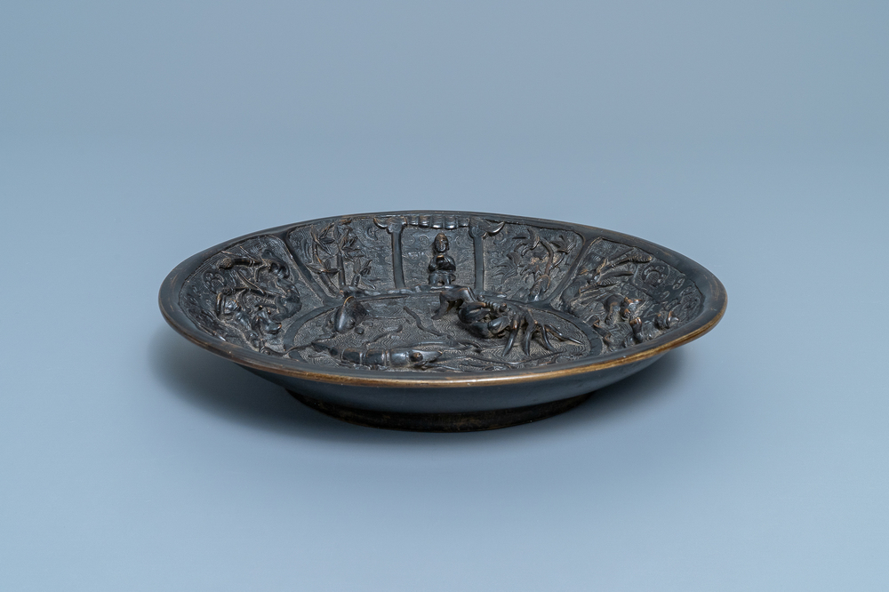 Un lave-pinceaux en bronze laqu&eacute; &agrave; d&eacute;cor d'animaux marins, marque de Xuande et dat&eacute; 1428