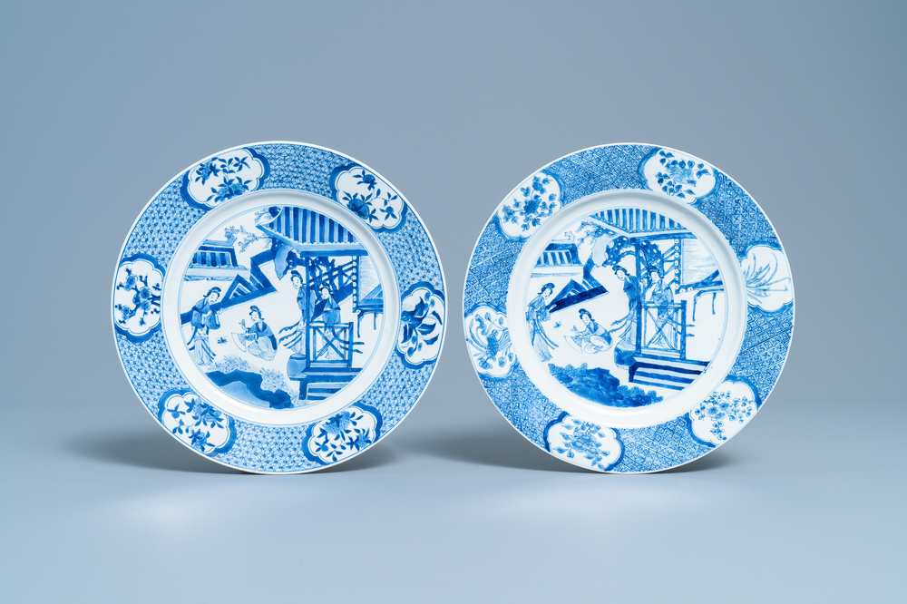 Een paar Chinese blauw-witte schotels met dames op een terras, Chenghua merk, Kangxi