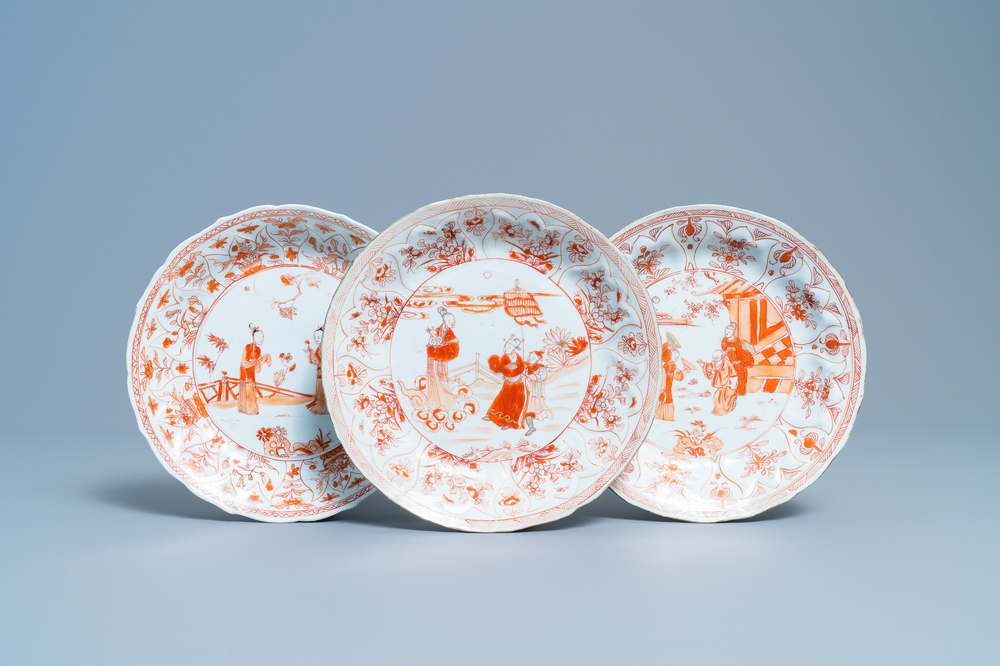 Drie Chinese borden met ijzerrood en verguld 'melk en bloed' decor, Kangxi